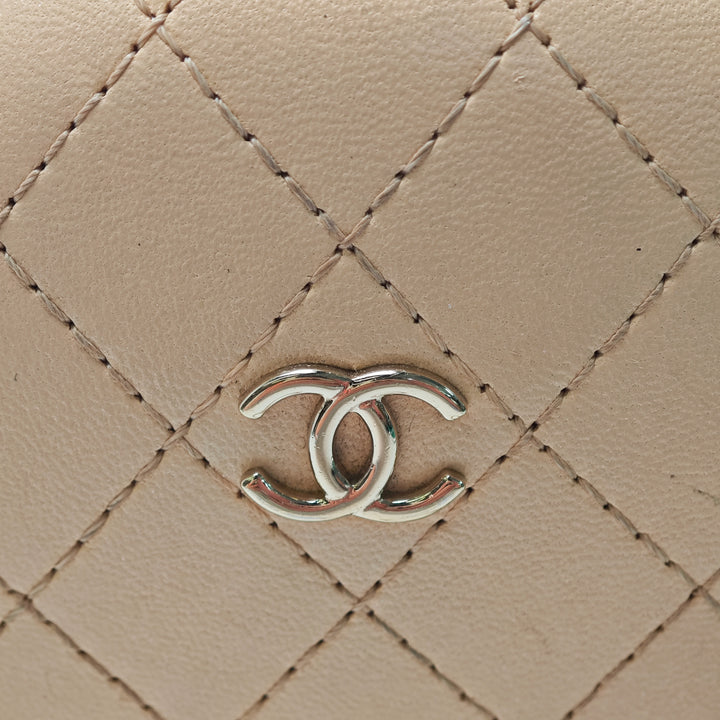 Chanel Surpiqué Cuir de veau Logo Strass et Perle Chain Rond Sac porté croisé