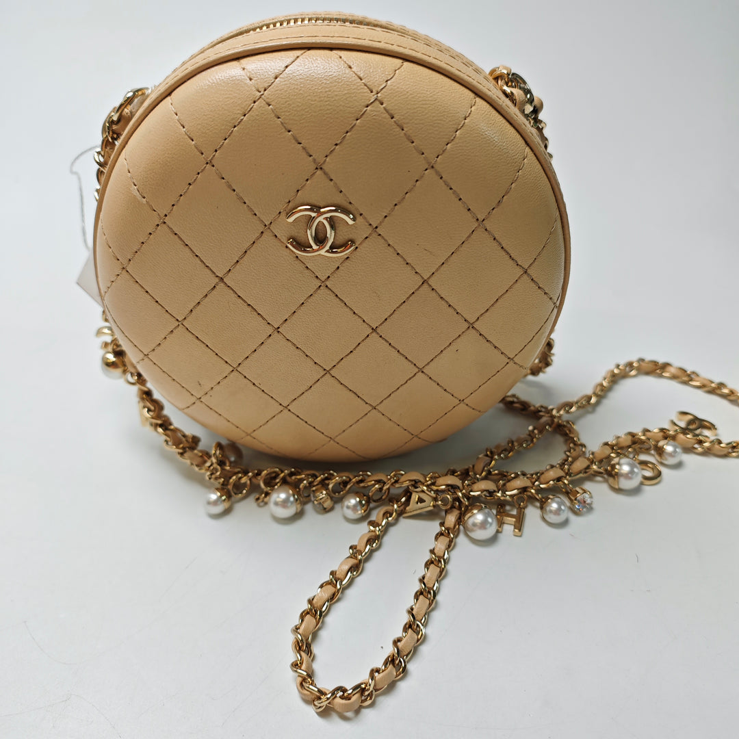 Chanel Surpiqué Cuir de veau Logo Strass et Perle Chain Rond Sac porté croisé