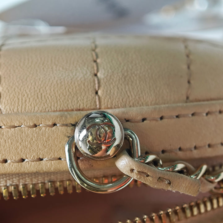 Chanel Surpiqué Cuir de veau Logo Strass et Perle Chain Rond Sac porté croisé