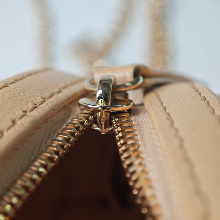 Chanel Surpiqué Cuir de veau Logo Strass et Perle Chain Rond Sac porté croisé