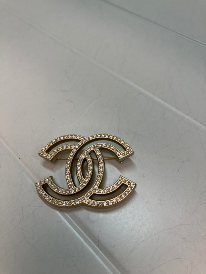 Chanel CC -plaqué Strass Broche