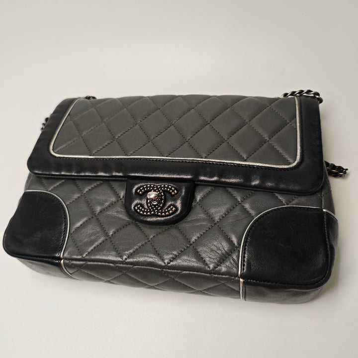 Chanel Paris Salzburg Medium Bicolor Matelassé Cuir d’agneau Tyrolean à rabat