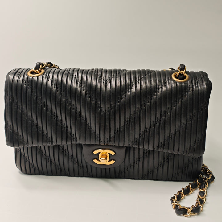 Chanel Medium Classic Chevron Cuir de veau Pleated Double rabat