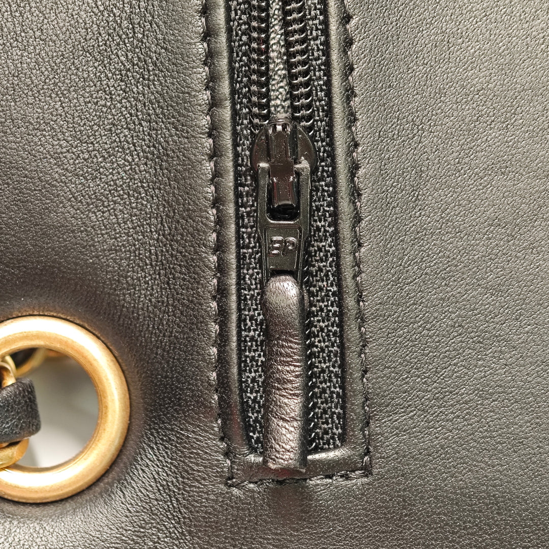 Chanel Medium Classic Chevron Cuir de veau Pleated Double rabat