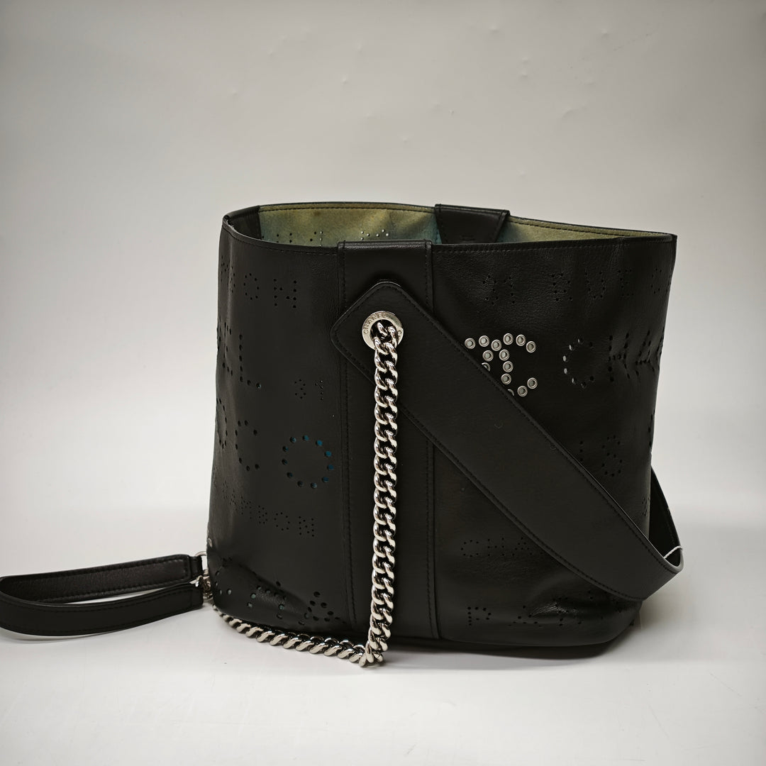 Chanel Small perforé Cuir de veau Logo Œillets Bucket Sac