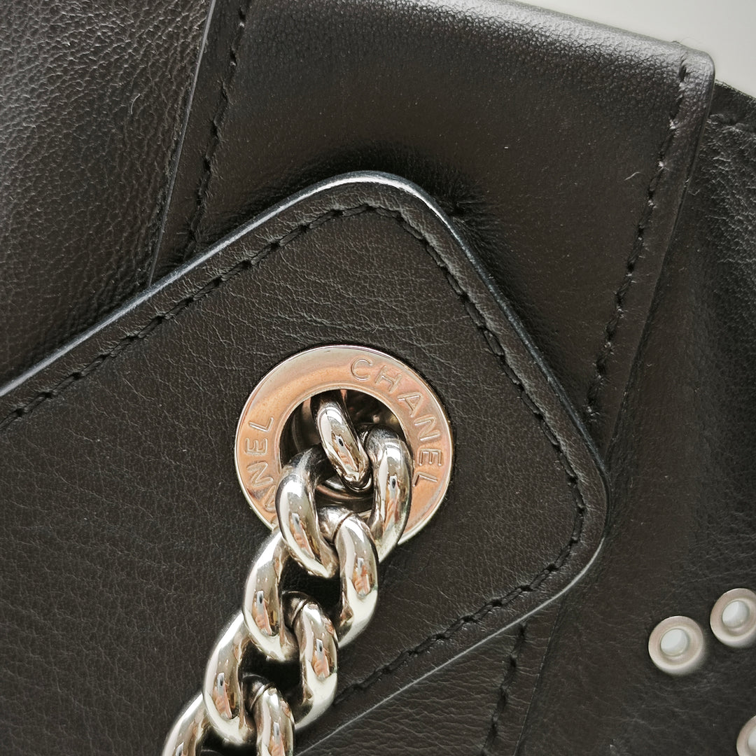 Chanel Small perforé Cuir de veau Logo Œillets Bucket Sac