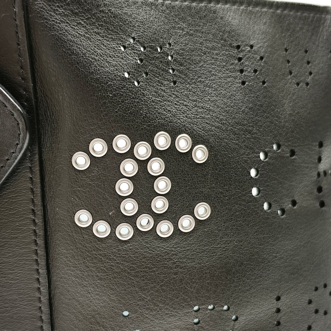 Chanel Small perforé Cuir de veau Logo Œillets Bucket Sac