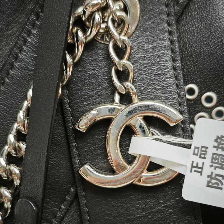 Chanel Small perforé Cuir de veau Logo Œillets Bucket Sac
