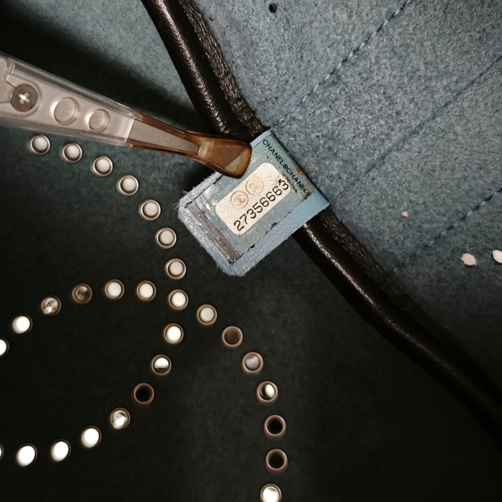 Chanel Small perforé Cuir de veau Logo Œillets Bucket Sac
