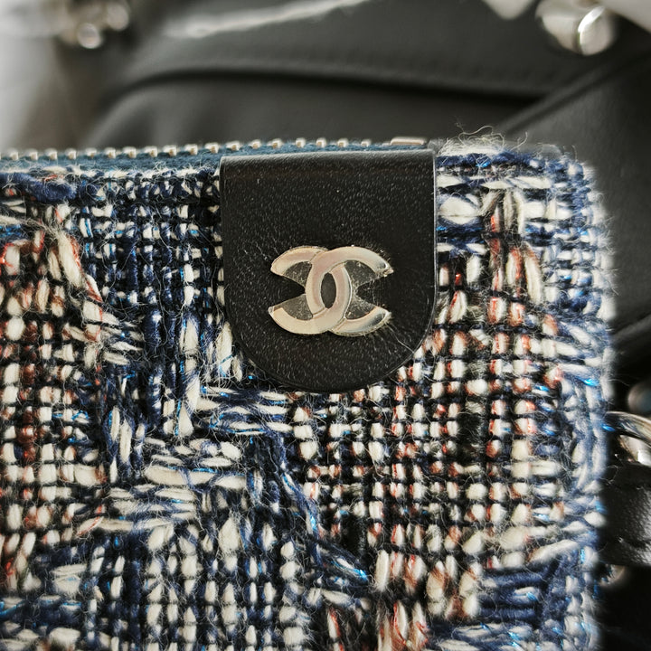 Chanel Small perforé Cuir de veau Logo Œillets Bucket Sac