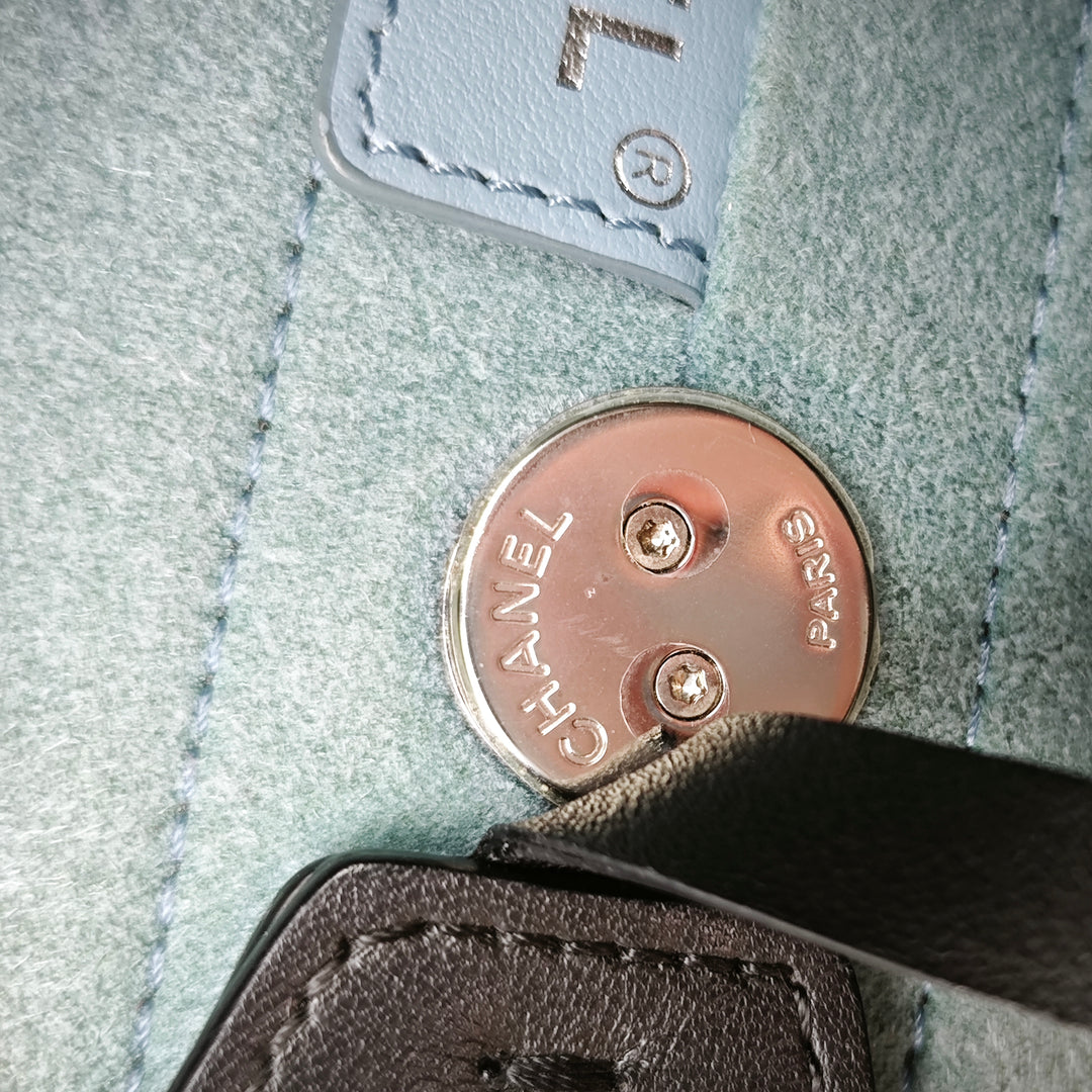 Chanel Small perforé Cuir de veau Logo Œillets Bucket Sac