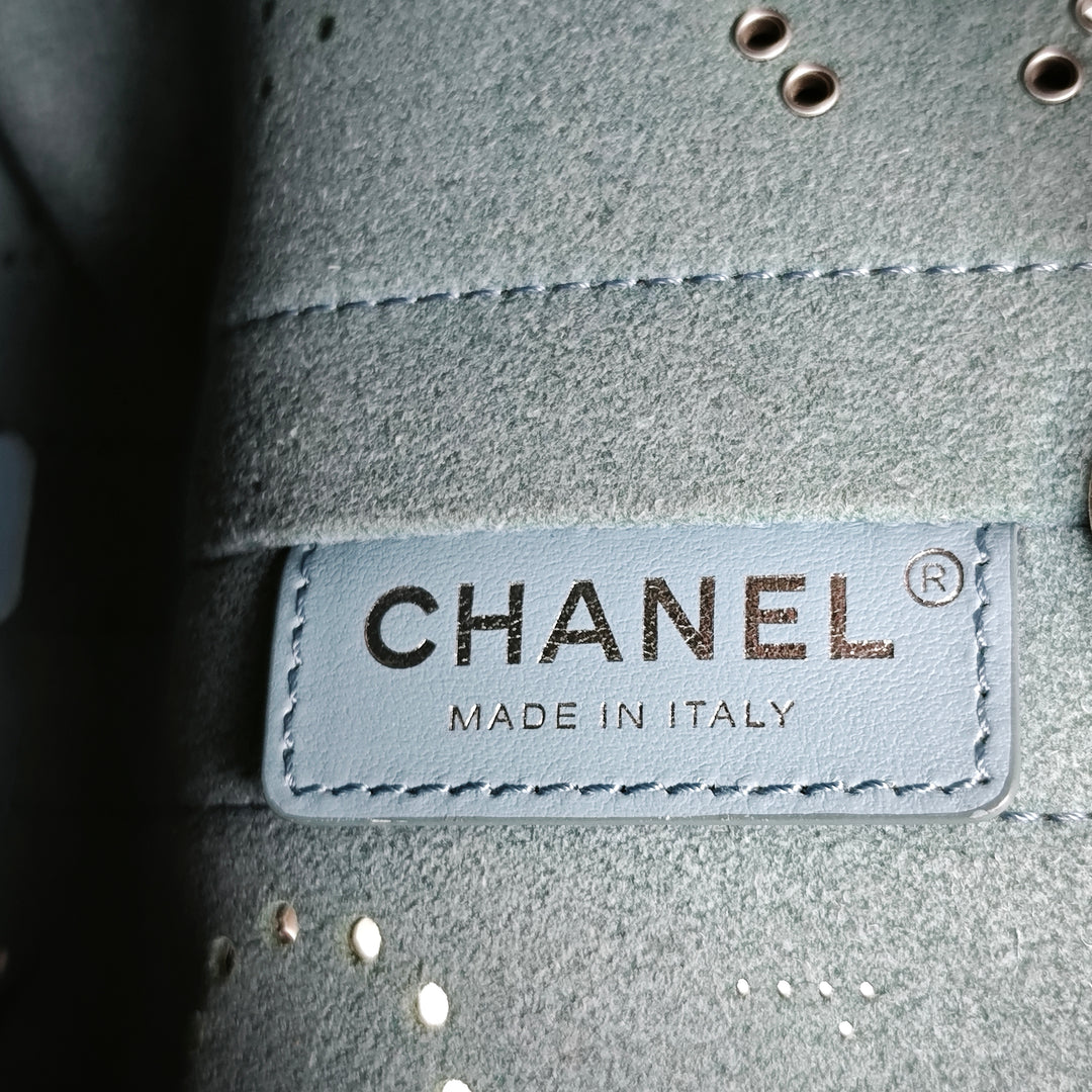 Chanel Small perforé Cuir de veau Logo Œillets Bucket Sac