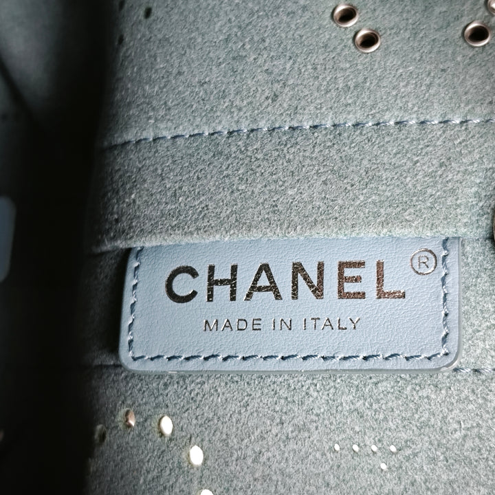 Chanel Small perforé Cuir de veau Logo Œillets Bucket Sac
