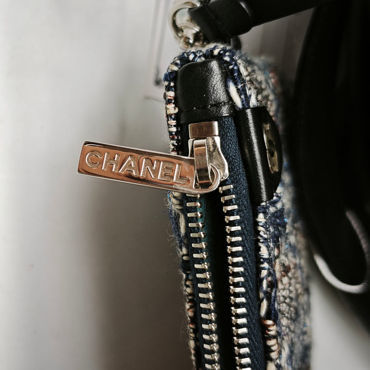 Chanel Small perforé Cuir de veau Logo Œillets Bucket Sac