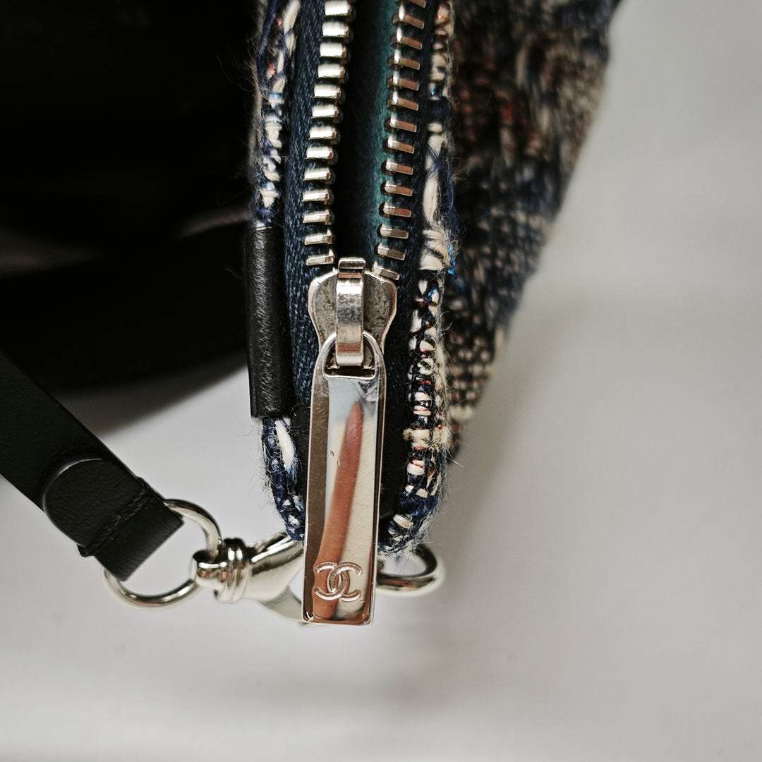 Chanel Small perforé Cuir de veau Logo Œillets Bucket Sac