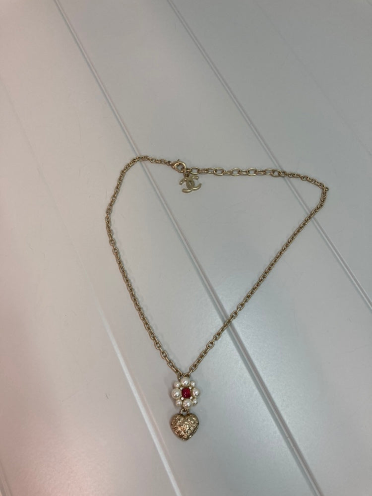 Chanel CC plaqué Perles fantaisie Flower et Strass Heart Pendant Collier