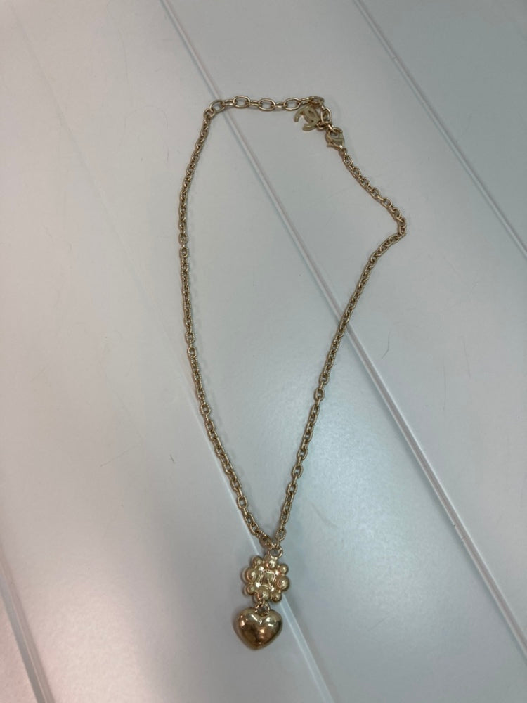 Chanel CC plaqué Perles fantaisie Flower et Strass Heart Pendant Collier