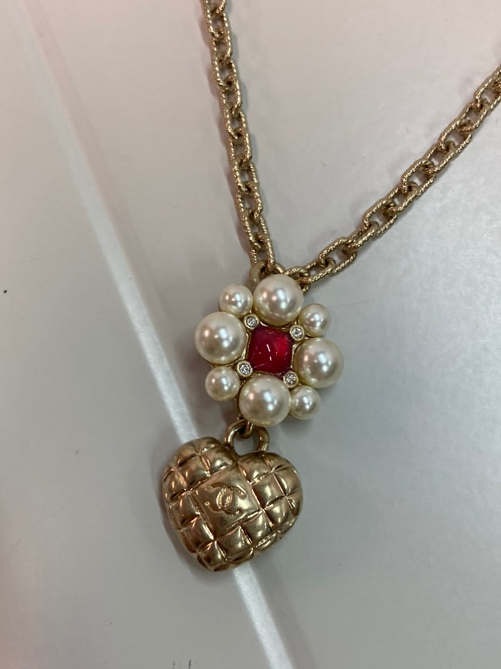 Chanel CC plaqué Perles fantaisie Flower et Strass Heart Pendant Collier