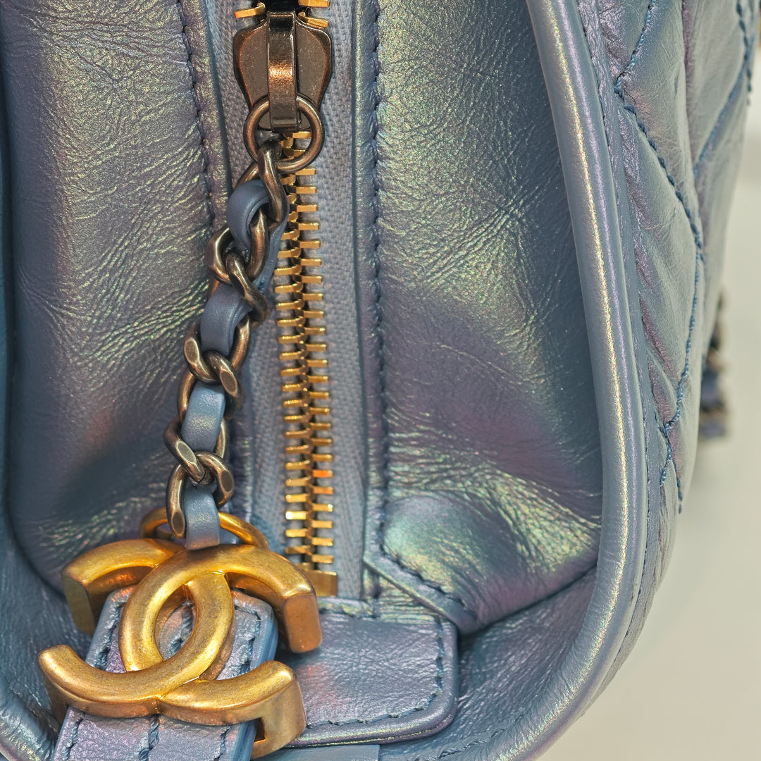 Chanel Medium Matelassé Iridescent Cuir d’agneau et Cuir de veau Gabrielle Hobo