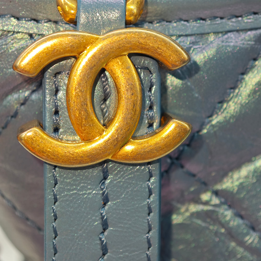Chanel Medium Matelassé Iridescent Cuir d’agneau et Cuir de veau Gabrielle Hobo