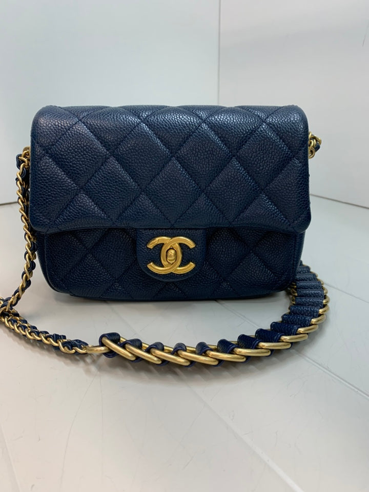 Chanel Mini Matelassé Caviar Chain Soul à rabat