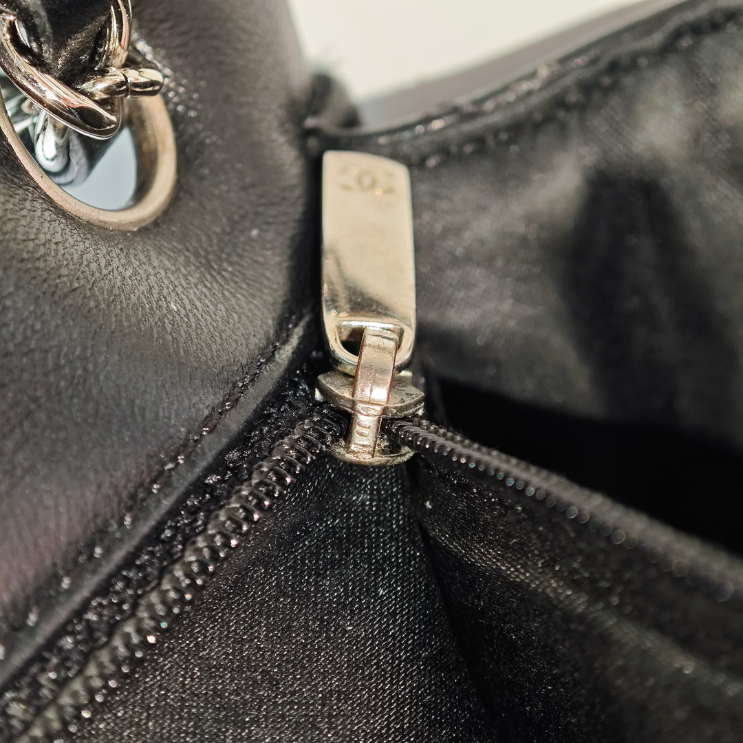 Chanel Medium Classic Cuir d’agneau Simple rabat