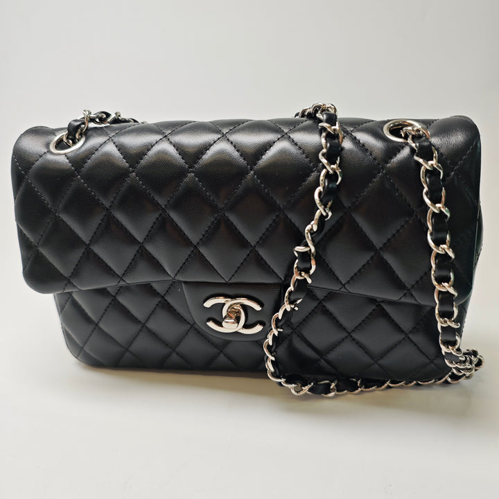 Chanel Medium Classic Cuir d’agneau Simple rabat
