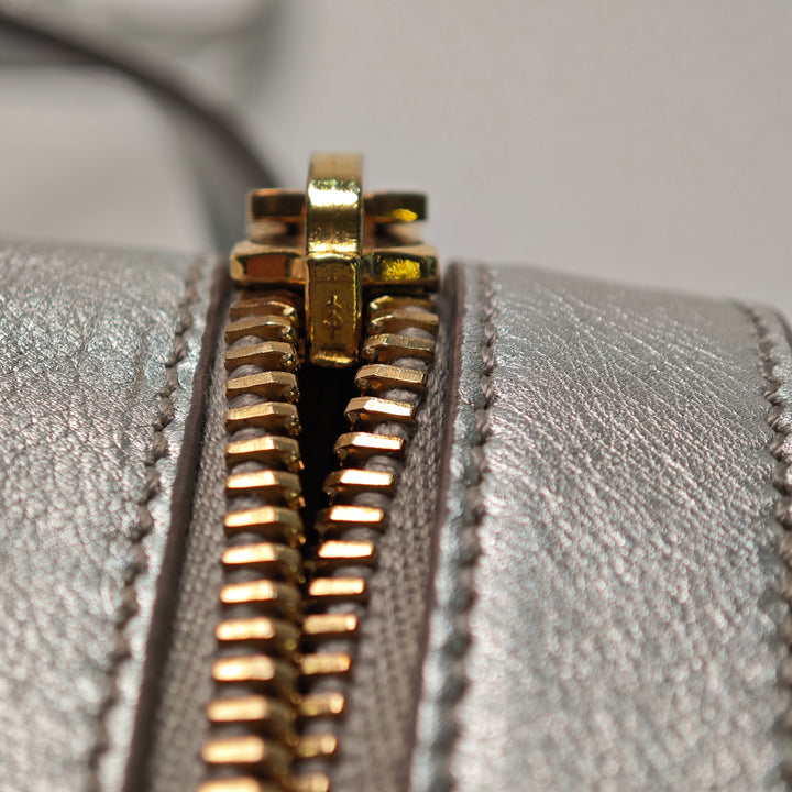 Saint Laurent Small Metallic Cuir de veau Classic Monogram Sac caméra