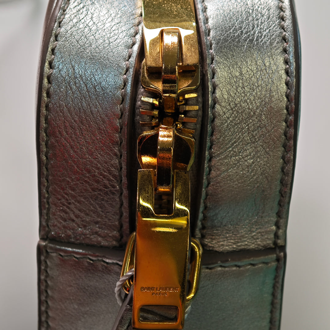 Saint Laurent Small Metallic Cuir de veau Classic Monogram Sac caméra