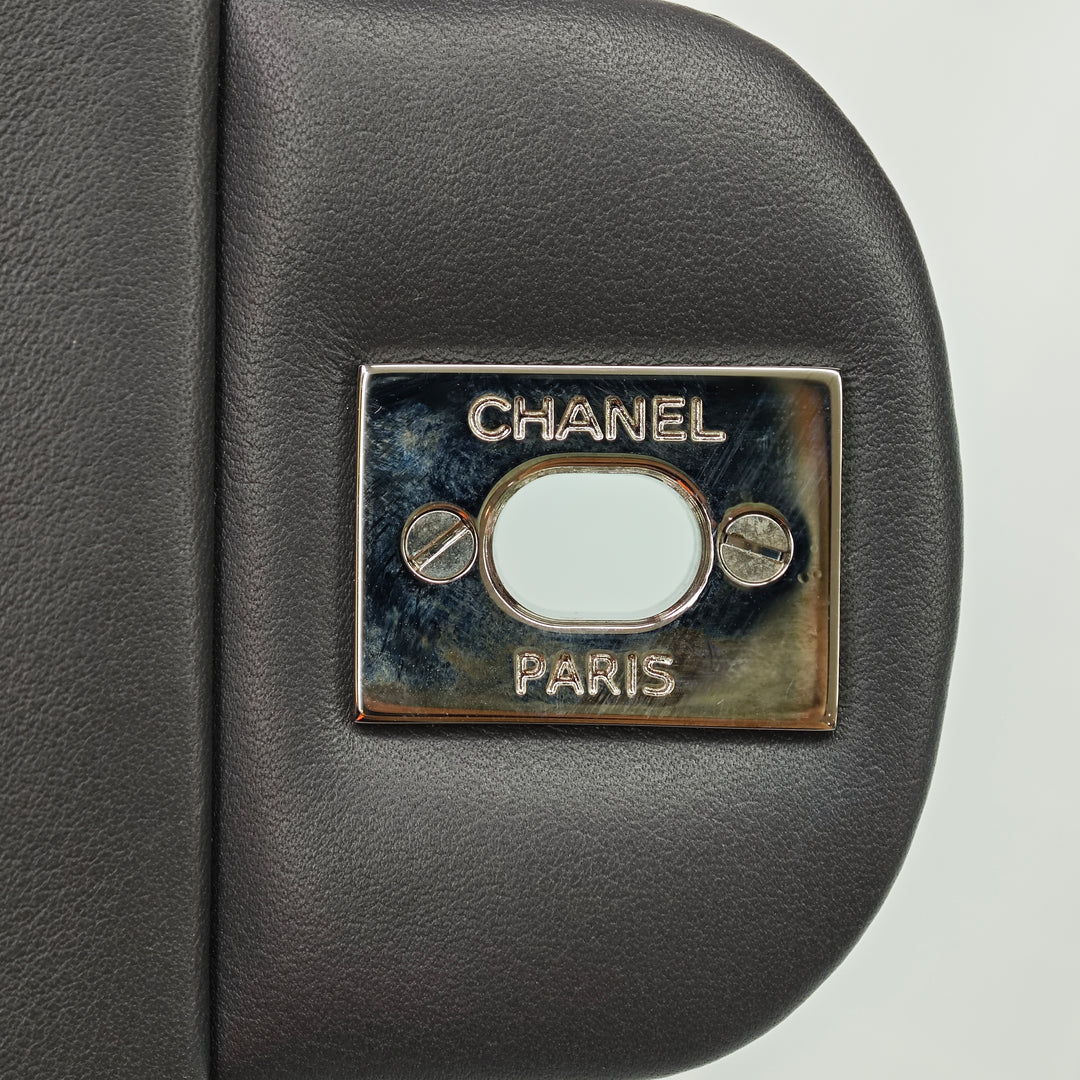 Chanel Matelassé Striated Metallic Cuir verni Pochette avec chaîne