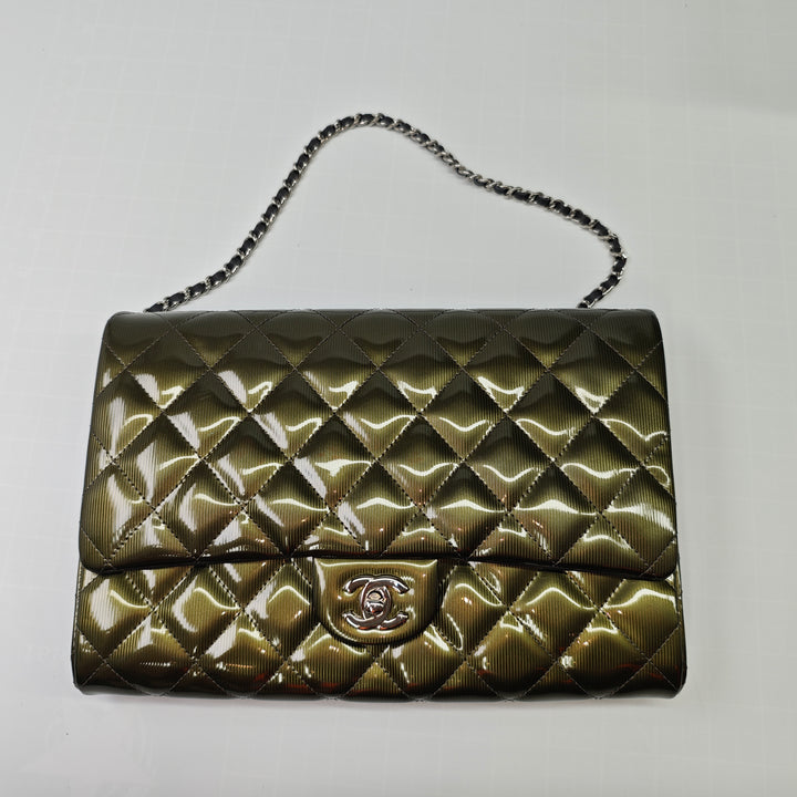 Chanel Matelassé Striated Metallic Cuir verni Pochette avec chaîne