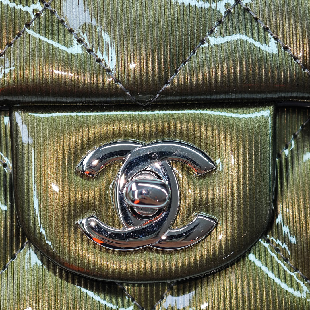 Chanel Matelassé Striated Metallic Cuir verni Pochette avec chaîne