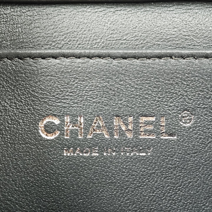 Chanel Matelassé Striated Metallic Cuir verni Pochette avec chaîne