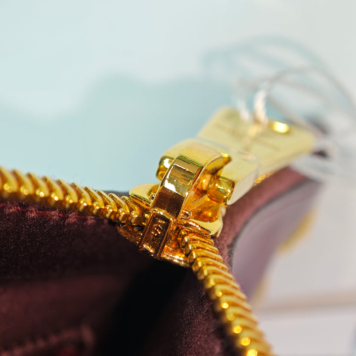 Miu Miu clouté Cuir Zip Pochette