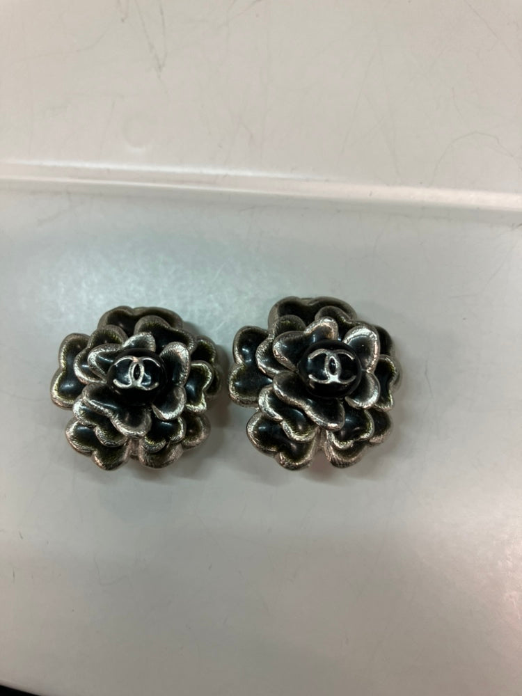 Chanel CC Brass Émail Camellia Clip On Boucles d’oreilles