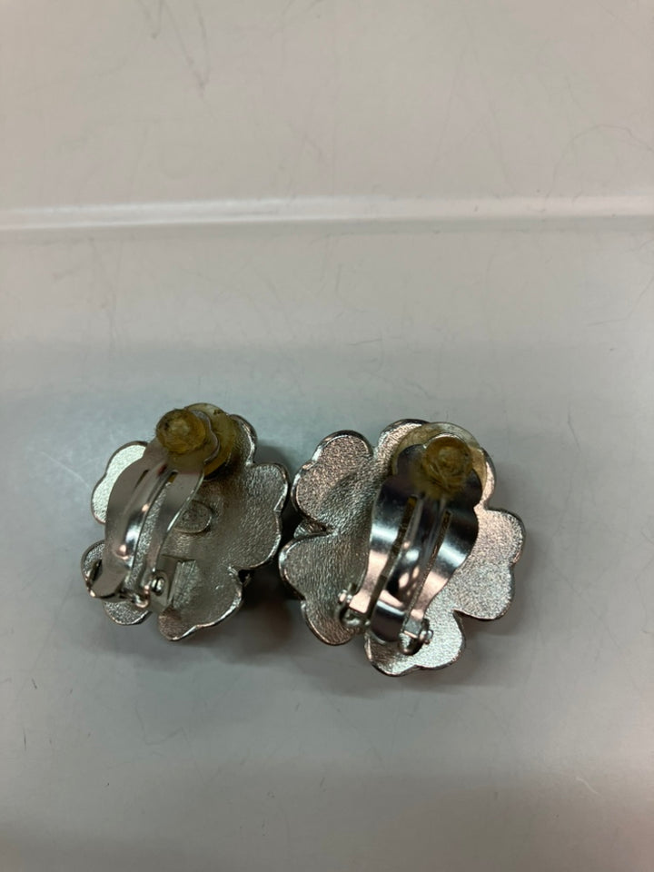 Chanel CC Brass Émail Camellia Clip On Boucles d’oreilles