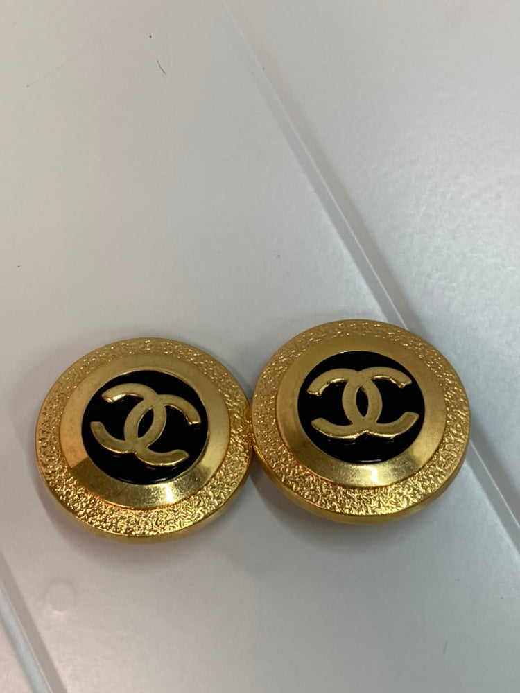 Chanel CC plaqué Resin Rond Button Clip On Boucles d’oreilles