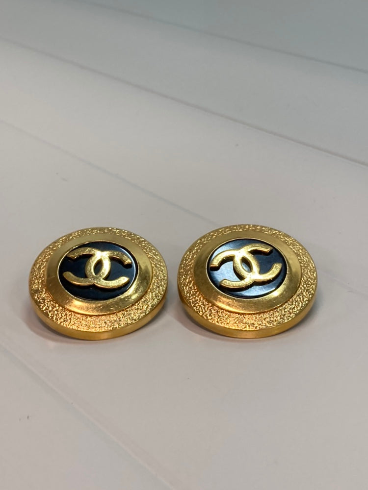 Chanel CC plaqué Resin Rond Button Clip On Boucles d’oreilles