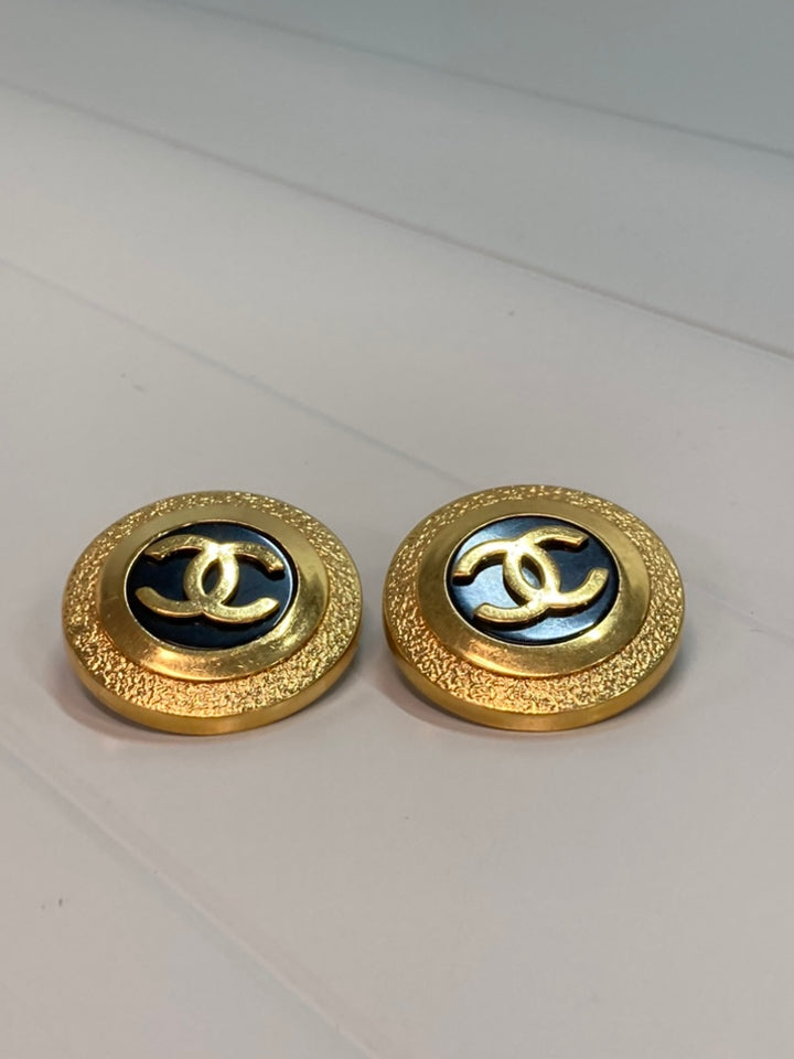 Chanel CC plaqué Resin Rond Button Clip On Boucles d’oreilles