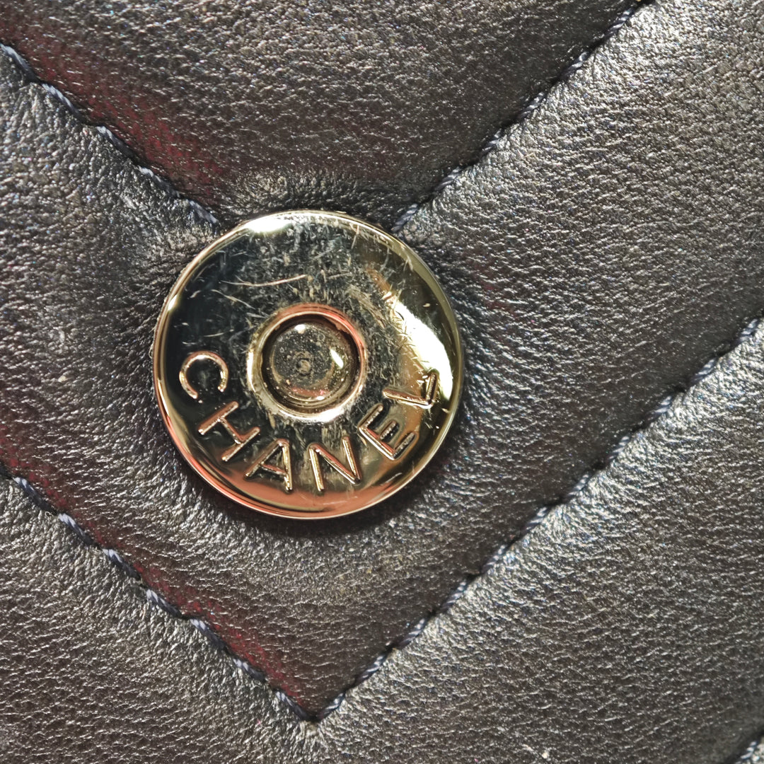 Chanel CC Chevron Cuir d’agneau clouté Wallet on Chain