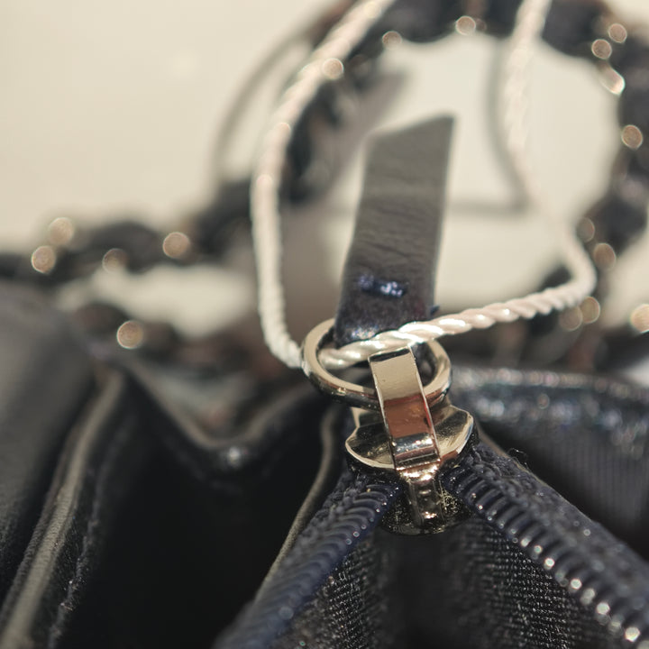 Chanel CC Chevron Cuir d’agneau clouté Wallet on Chain