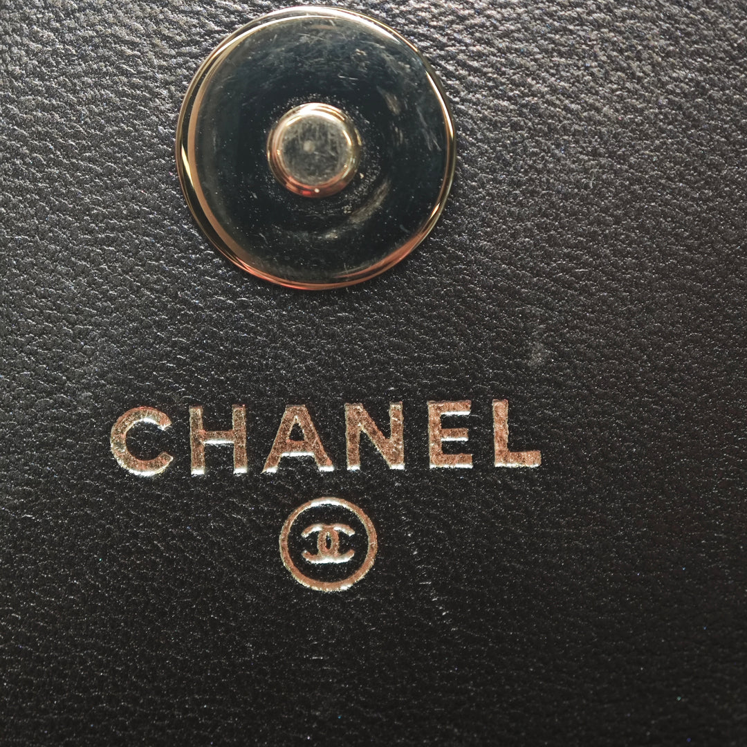 Chanel CC Chevron Cuir d’agneau clouté Wallet on Chain