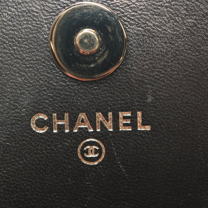 Chanel CC Chevron Cuir d’agneau clouté Wallet on Chain