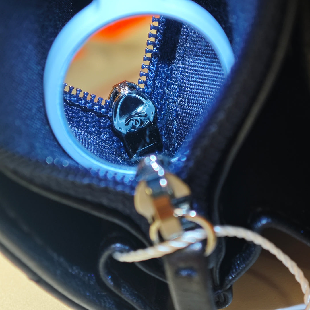 Chanel CC Chevron Cuir d’agneau clouté Wallet on Chain