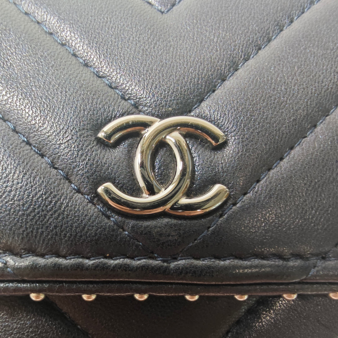 Chanel CC Chevron Cuir d’agneau clouté Wallet on Chain