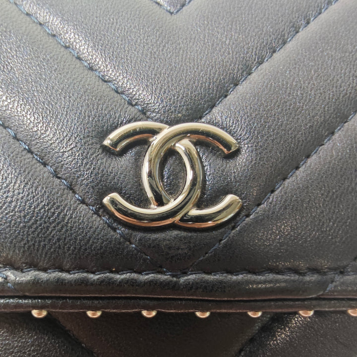 Chanel CC Chevron Cuir d’agneau clouté Wallet on Chain