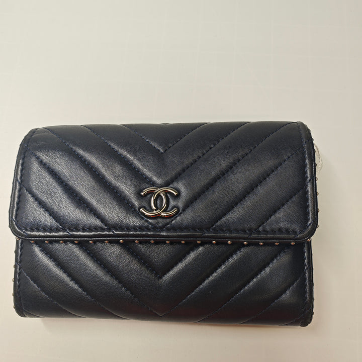 Chanel CC Chevron Cuir d’agneau clouté Wallet on Chain