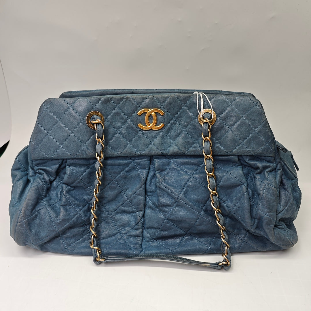 Chanel Matelassé Iridescent Cuir de veau Chic Quilt Bowling Sac