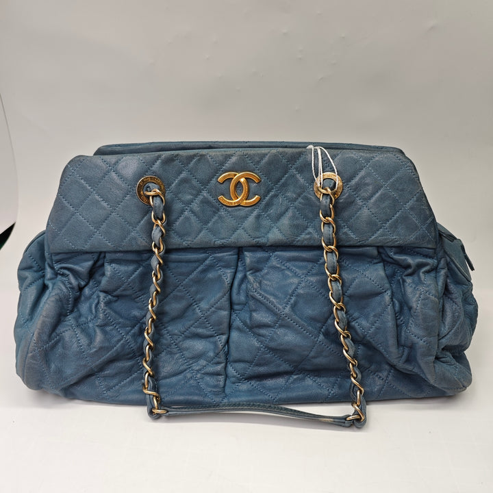 Chanel Matelassé Iridescent Cuir de veau Chic Quilt Bowling Sac