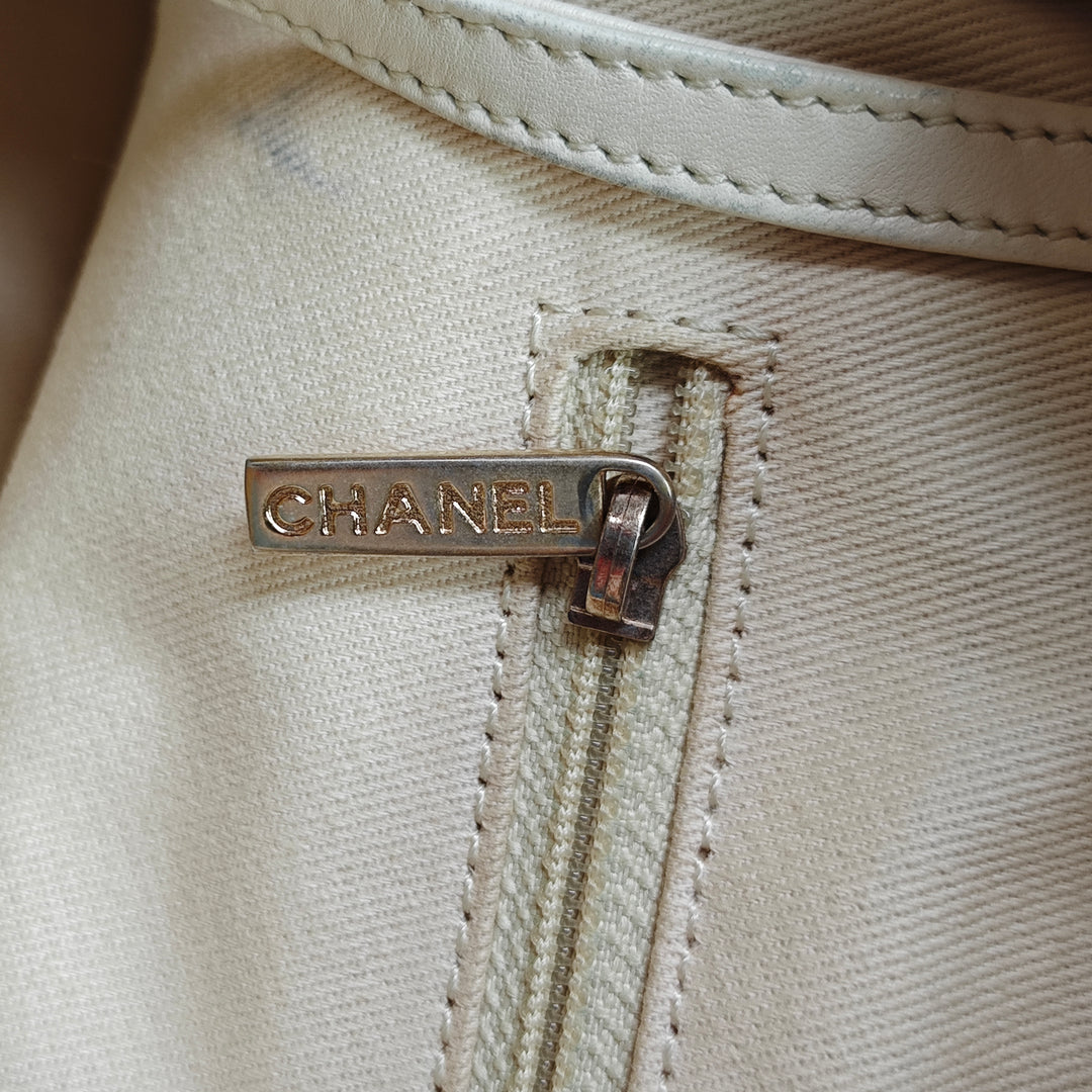 Chanel Matelassé Iridescent Cuir de veau Chic Quilt Bowling Sac